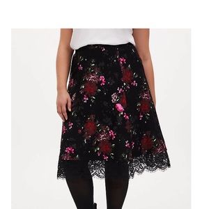 Torrid, NWT size 1, black floral midi skirt